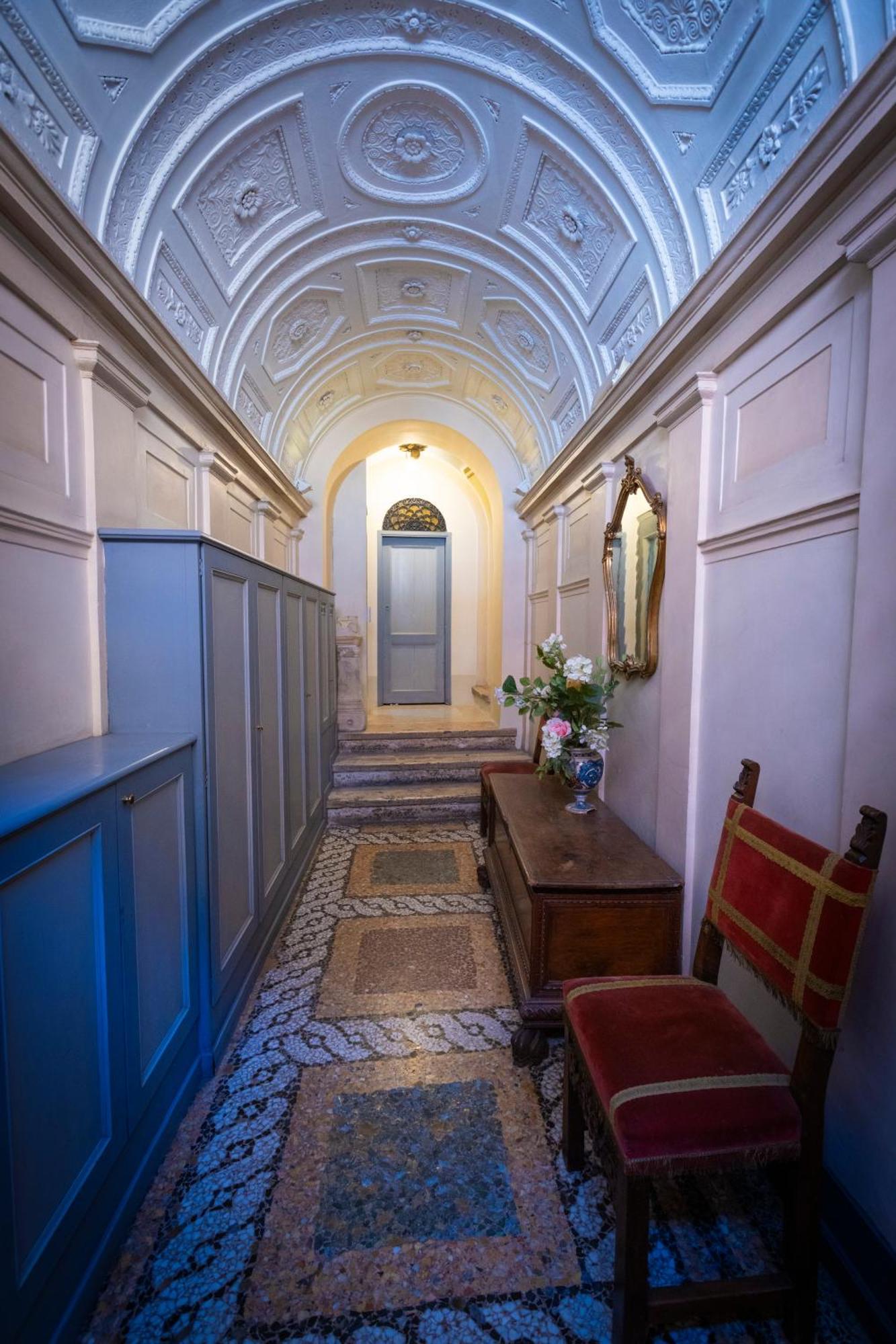 Barberini Apt Close To Fontana Di Trevi Рим Экстерьер фото