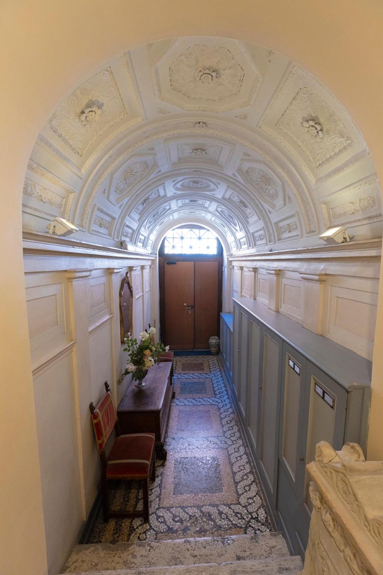Barberini Apt Close To Fontana Di Trevi Рим Экстерьер фото