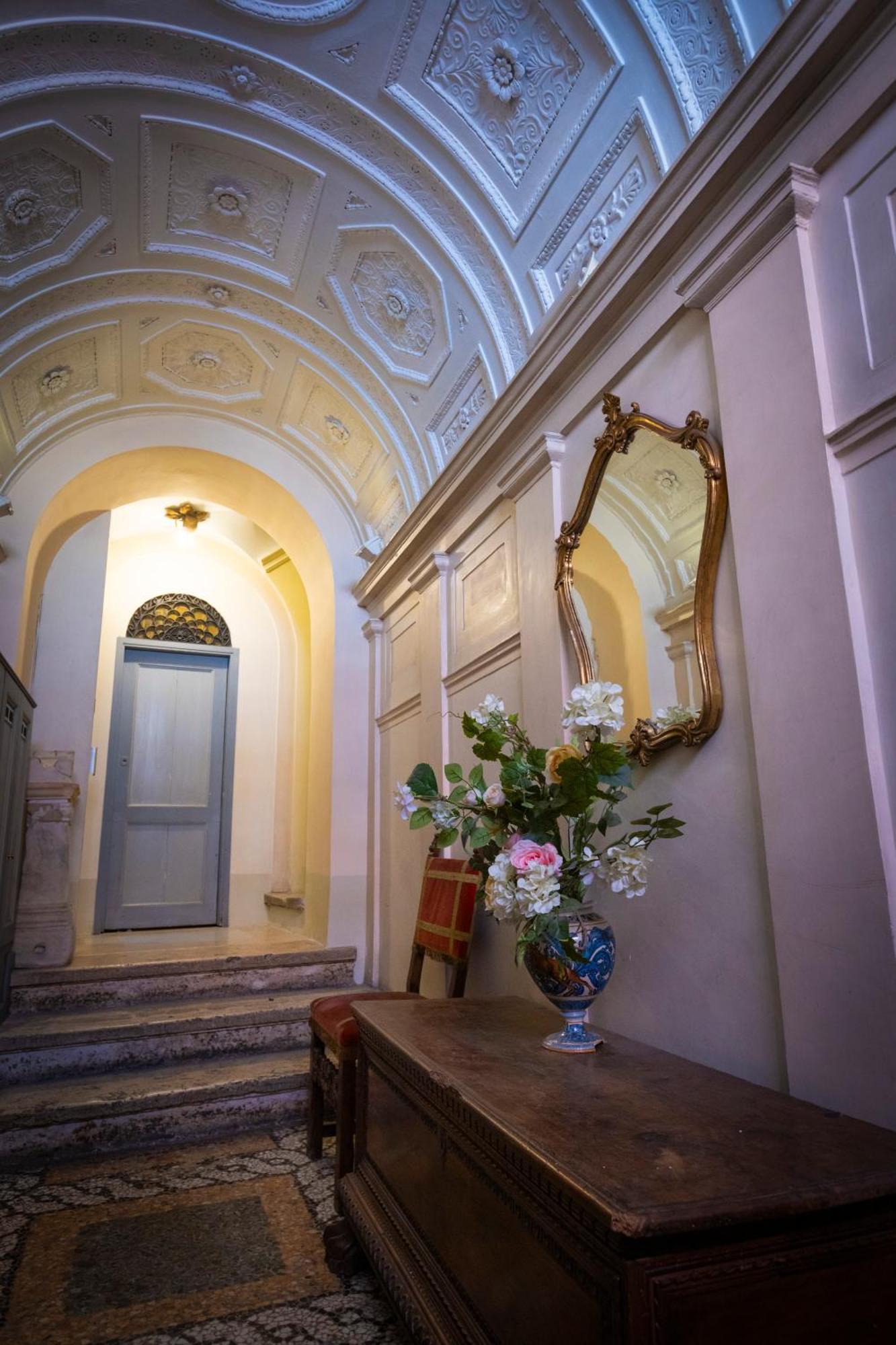 Barberini Apt Close To Fontana Di Trevi Рим Экстерьер фото